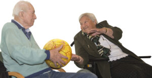 Ældre mennesker spiller med lydbold